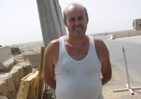 Petrică Popescu, un român care-şi câştigă existenţa în deşertul irakian: "Au căzut bombe la doi metri de mine!"