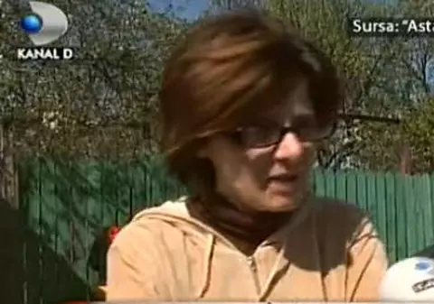 O femeie din comuna Frumuşani creşte peste 100 de câini. Află ce spun vecinii!
