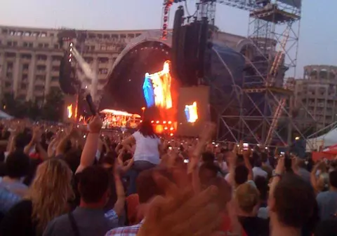 La concert, Jon Bon Jovi a ţinut drapelul României pe umeri