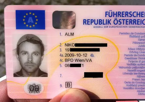 Cu strecurătoarea pe cap, pe permisul de conducere