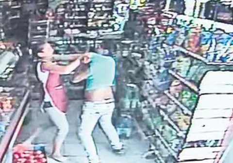 Video | A bătut-o şi a tâlhărit-o pe vânzătoarea unui magazin
