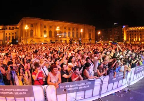 Peste 5.000 de fani i-au adus tribut cântăreţei Amy Winehouse 
