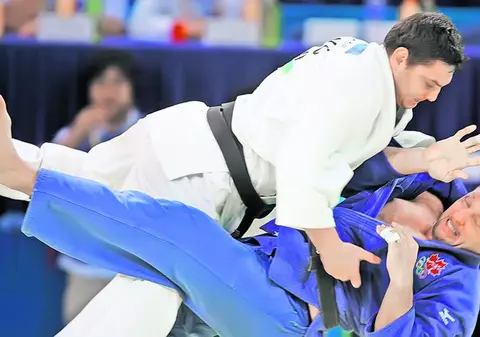 Adrian Popa, tânărul bătut de judoka Ciprian Brata, a fost sunat de sportiv, care i-a promis că-i dă bani pentru fiecare os rupt