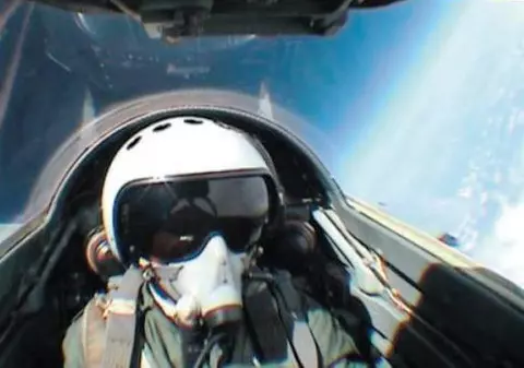 Udrea, uite cum scot ruşii bani din turism! Zboruri de agrement la limita spaţiului cosmic în Mig-29