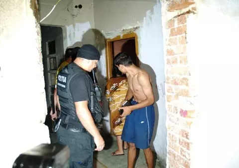 I-au scos pe drogaţi cu poliţia din casa pe care o ocupaseră ilegal