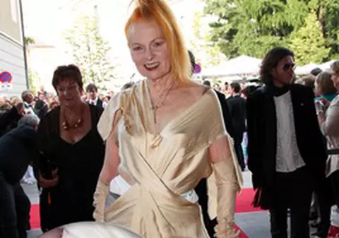 Foto | Designerul Vivienne Westwood, cu chiloţii de mamaie pe covorul roşu!
