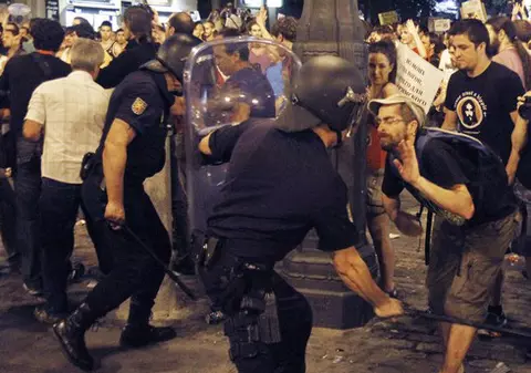Foto | Poliţiştii i-au împrăştiat cu lovituri de baston pe manifestanţii împotriva Papei