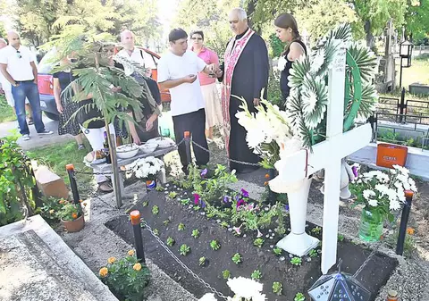 Părinții unuia dintre cei şase copii morți în incendiul care a izbucnit anul trecut în «Maternitatea groazei» au organizat ieri o slujbă de pomenire pentru micuțul lor