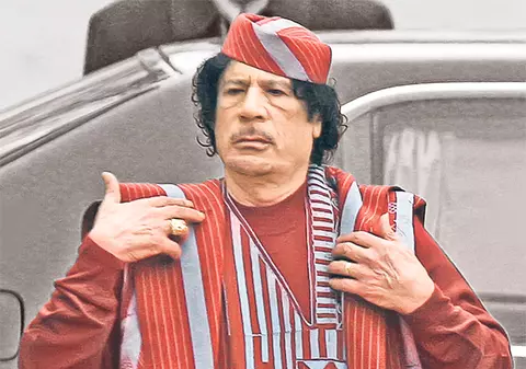 INFORMAȚIE-ȘOC! Gaddafi a fugit deghizat în femeie?