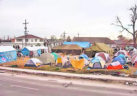 Criza se adânceşte în SUA! Mii de americani se mută la cort