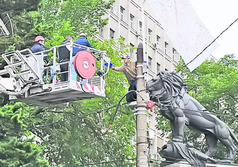 Bucureşteanul Neculai Stancu a stat cocoţat 7 ore pe un stâlp, ameninţând că se împuşcă în cap