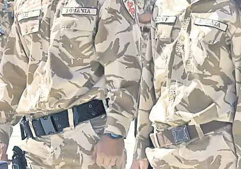 După ce au făcut cununia civilă în Afganistan, doi tineri militari români s-au întors în ţară pentru nuntă