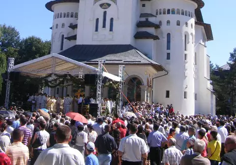 Peste 15.000 de credincioşi la sfinţirea Catedralei ”Naşterea Maicii Domnului” din Gura Humorului