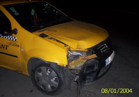 Un taximetrist beat a intrat cu maşina într-un stâlp