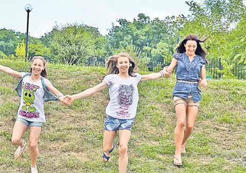 Foto | Fetele din lotul olimpic de gimnastică, la iarbă verde!