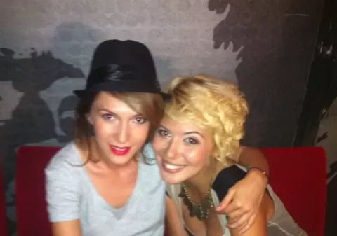 Adela Popescu şi Sore îşi dau întâlnire cu fanii pe videochat