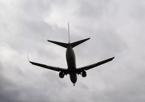 O cursă aeriană, întoarsă din drum din cauza unei pasagere care dansa erotic
