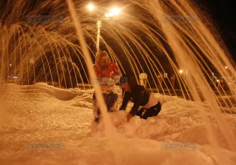 Foto | Uite cum se bat două fete într-o fântână cu spumă!