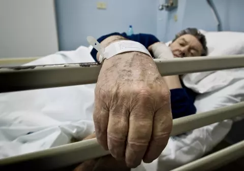 O femeie cu dizabilităţi a stat cu cadavrul soţului în casă pentru că nu ştia ce să facă