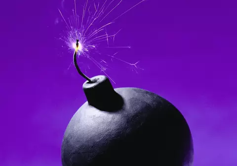A stat 10 ore cu o bombă legată de gât