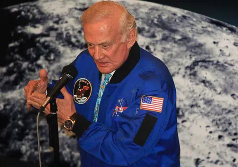 Buzz Aldrin, al doilea om pe Lună, nu este lăsat să intre în propria casă. Află de ce!