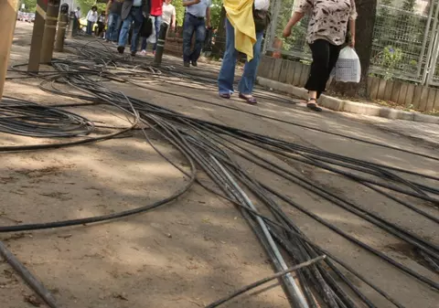 Trei hoţi încercau să fure cabluri cu târnăcopul