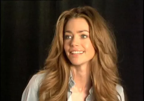 Actriţa Denise Richards a scris o carte autobiografică 