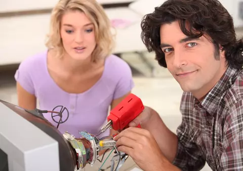 Vrei să te specializezi în domeniul electronicii? Află unde poţi face cursuri gratuite de specializare 