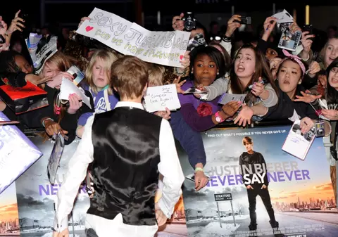 Îşi vând virginitatea ca să cumpere bilete la concertul lui Justin Bieber
