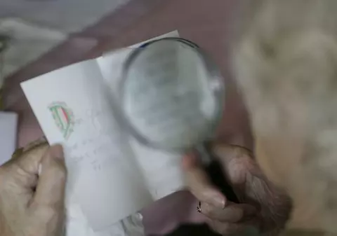 Felicitare semnată de Monica Iacob-Ridzi, trimisă unui bărbat mort 