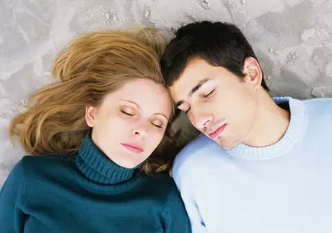 Femeile dorm mai mult, dar bărbaţii se odihnesc mai bine