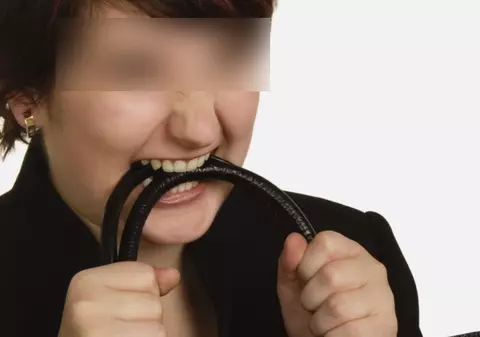 Ce sălbatici! O femeie a fost muşcată de soţ şi fiică, după o ceartă