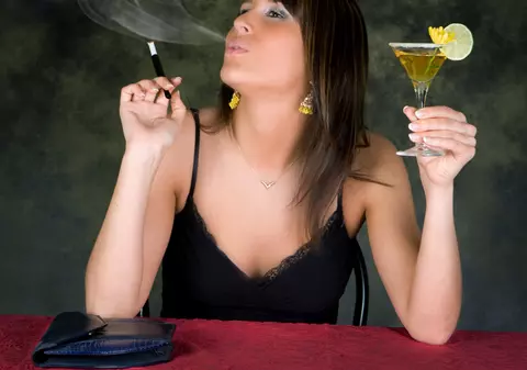 Femeile fumătoare sunt cu 25% mai predispuse să dezvolte afecţiuni ale inimii în comparaţie cu bărbaţii 