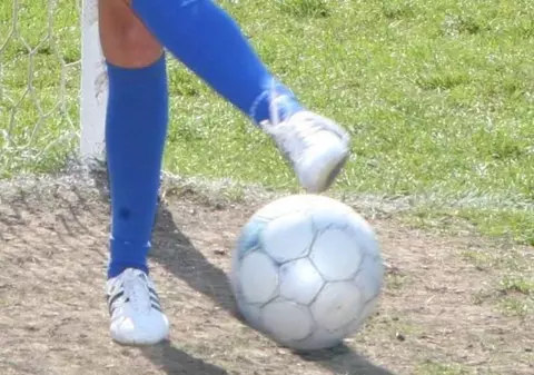 Cine crezi că este? Un fotbalist brazilian a fost înjunghiat într-un club din Capitală