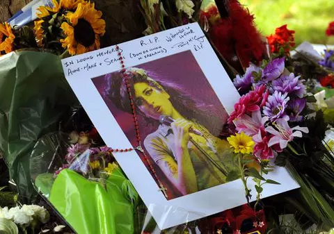 Cumperi cocaină? Primești bonus o fotografie cu Amy Winehouse