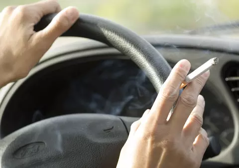 9 trucuri care te scapă de mirosul de ţigări din maşină