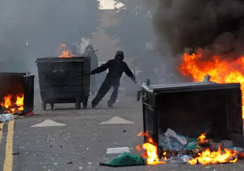 Violenţele continuă în Marea Britanie. Un comisariat de poliţie incendiat