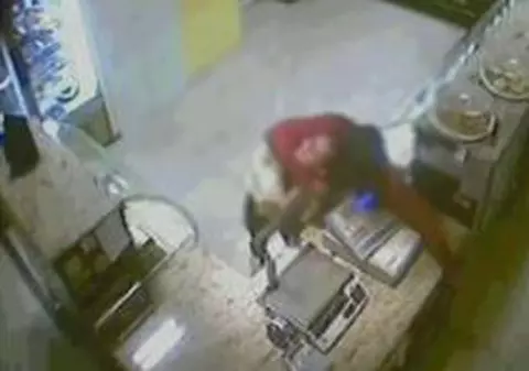 Video | Hoţul care a jefuit sâmbătă o bijuterie în 25 de secunde tâlhărise și o cofetărie 