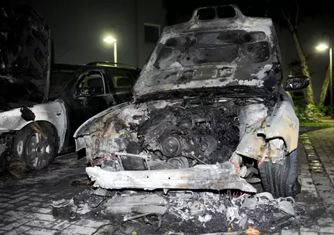 Foto | Acte de vandalism la Berlin. Anarhiştii au incendiat maşini pentru a treia noapte consecutiv