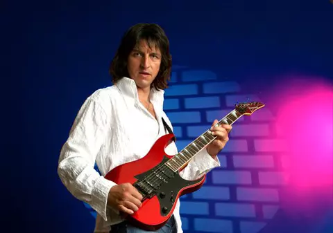 Chitaristul Mike Vlahopol bătut măr, el şi familia sa, în Cipru, sub ochii copiilor şi ai poliţiei