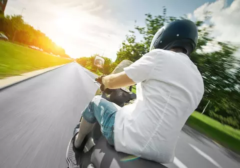 Conducător de moped, în stare gravă la spital