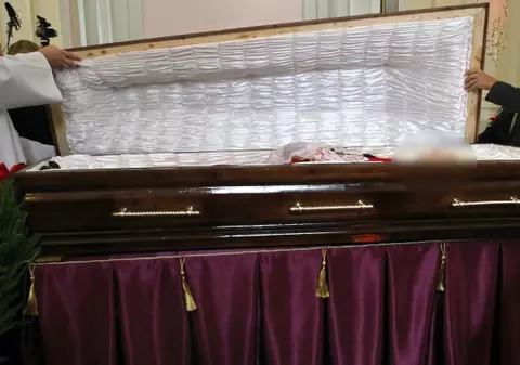 Vrei să scapi de trecut? Ia-ți un sicriu și... ”înmormântează-te” de viu!