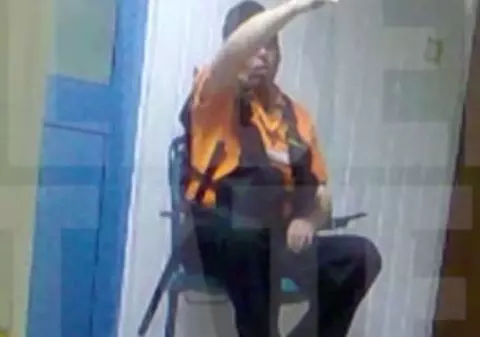 Video | Bolnavii, ţinuţi la uşa camerei de gardă a spitalului din Buzău pentru că... se spăla pe jos