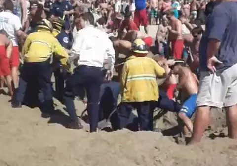 Video | Au salvat un tânăr de la moarte, după ce a fost îngropat în nisip