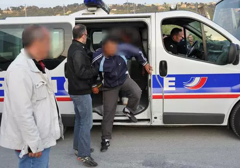 Trei români, arestați în Franța pentru că au ocupat apartamentul unui bărbat plecat în vacanţă