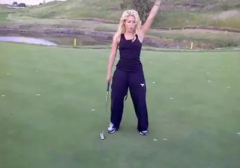 Video | Shakira se vrea Tiger Woods în varianta feminină. Uite cum joacă golf!