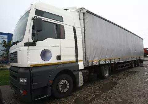 Romii au tăbărât pe un TIR cu mâncare răsturnat în şanţ. Poliţiştii nu le-au făcut faţă