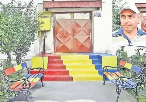 Un polițist local din Bistrița a vopsit scara blocului tricolor