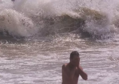 Pericol de înec pe litoral. Valuri uriașe. A fost arborat steagul galben