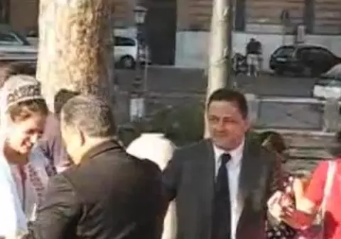 Video | Vanghelie a jucat periniţa sub Columna lui Traian